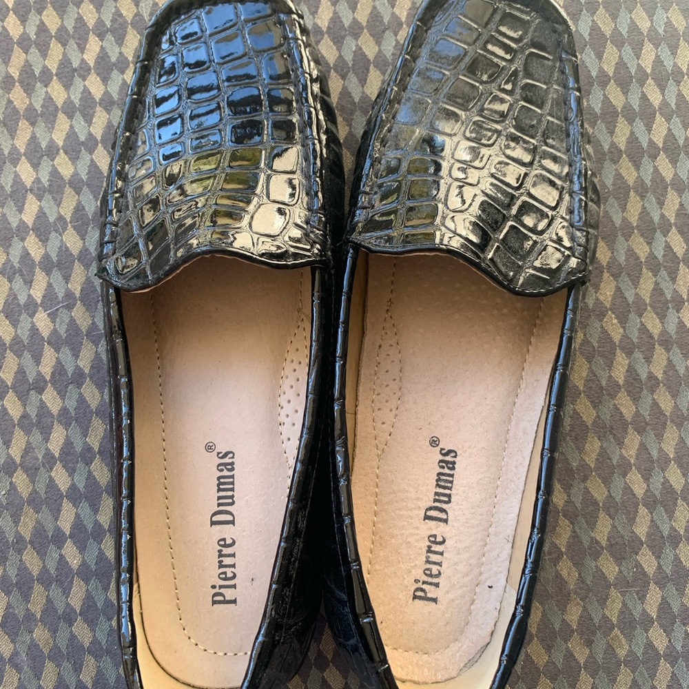 💚3/$25 size 7 women’s Pierre Dumas Black Crocodile Pattern Loafers